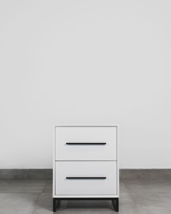 LONDON – WHITE & BLACK PEDESTAL