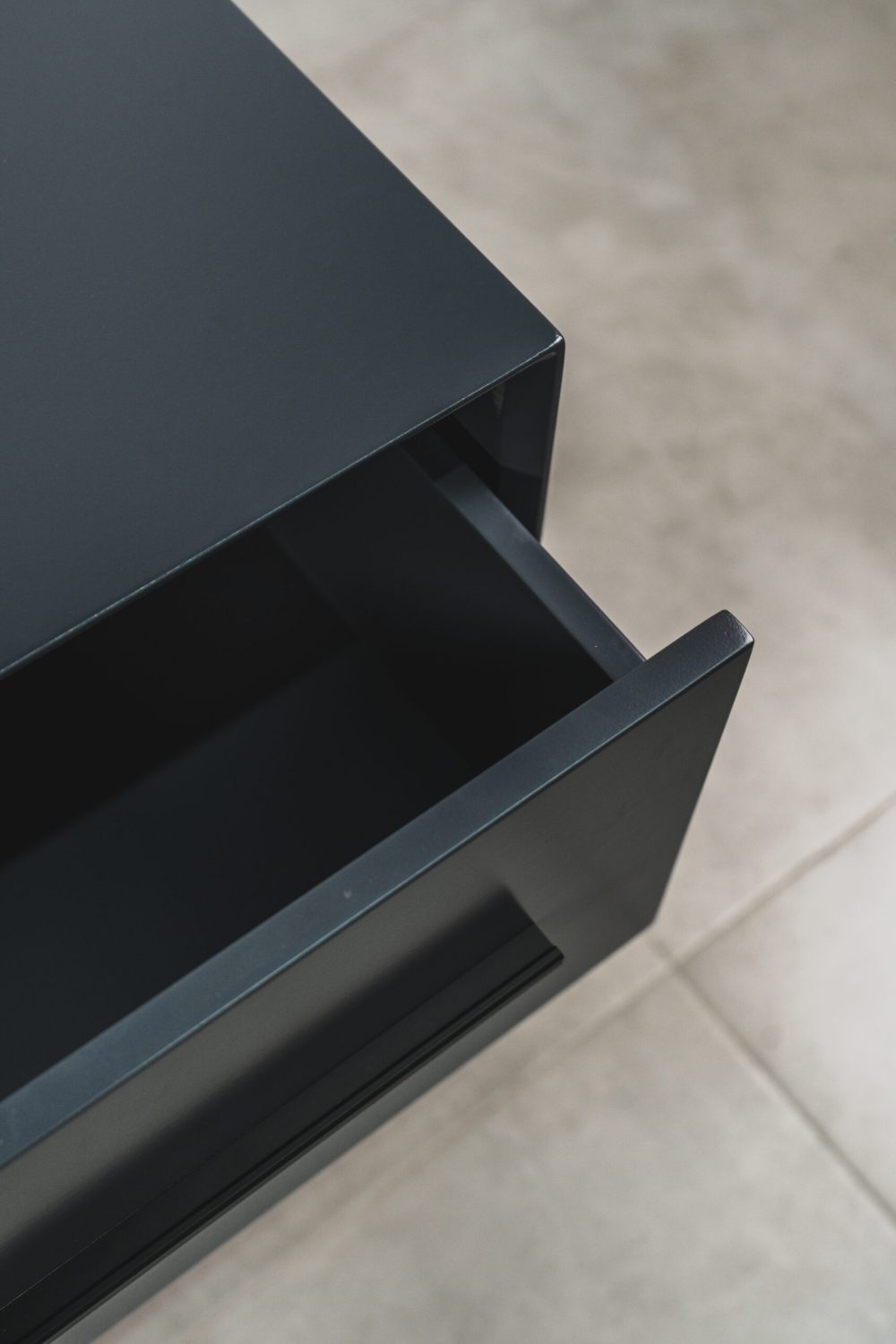 LONDON - GREY & BLACK PEDESTAL - Image 3