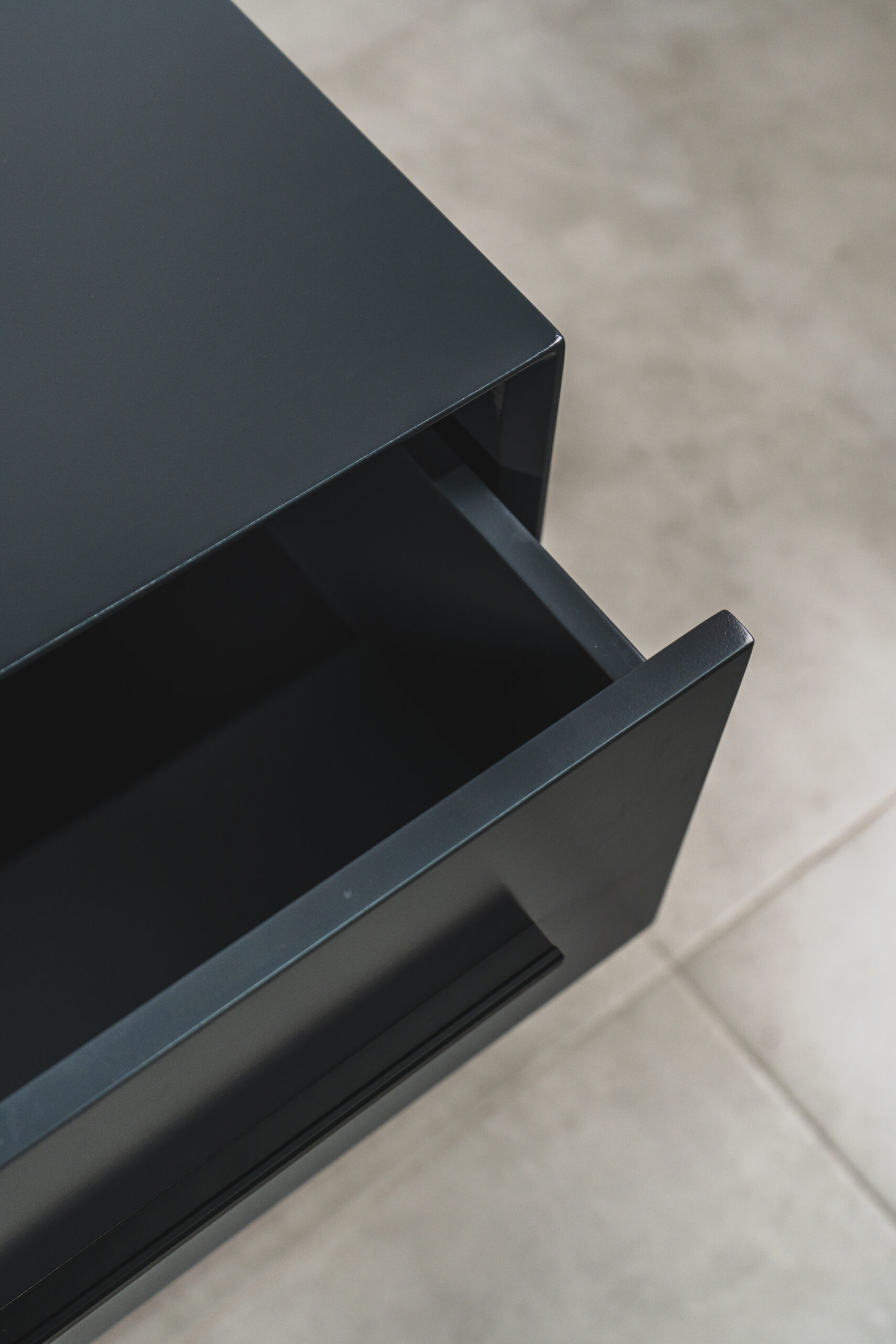 LONDON - GREY & BLACK PEDESTAL - Image 3