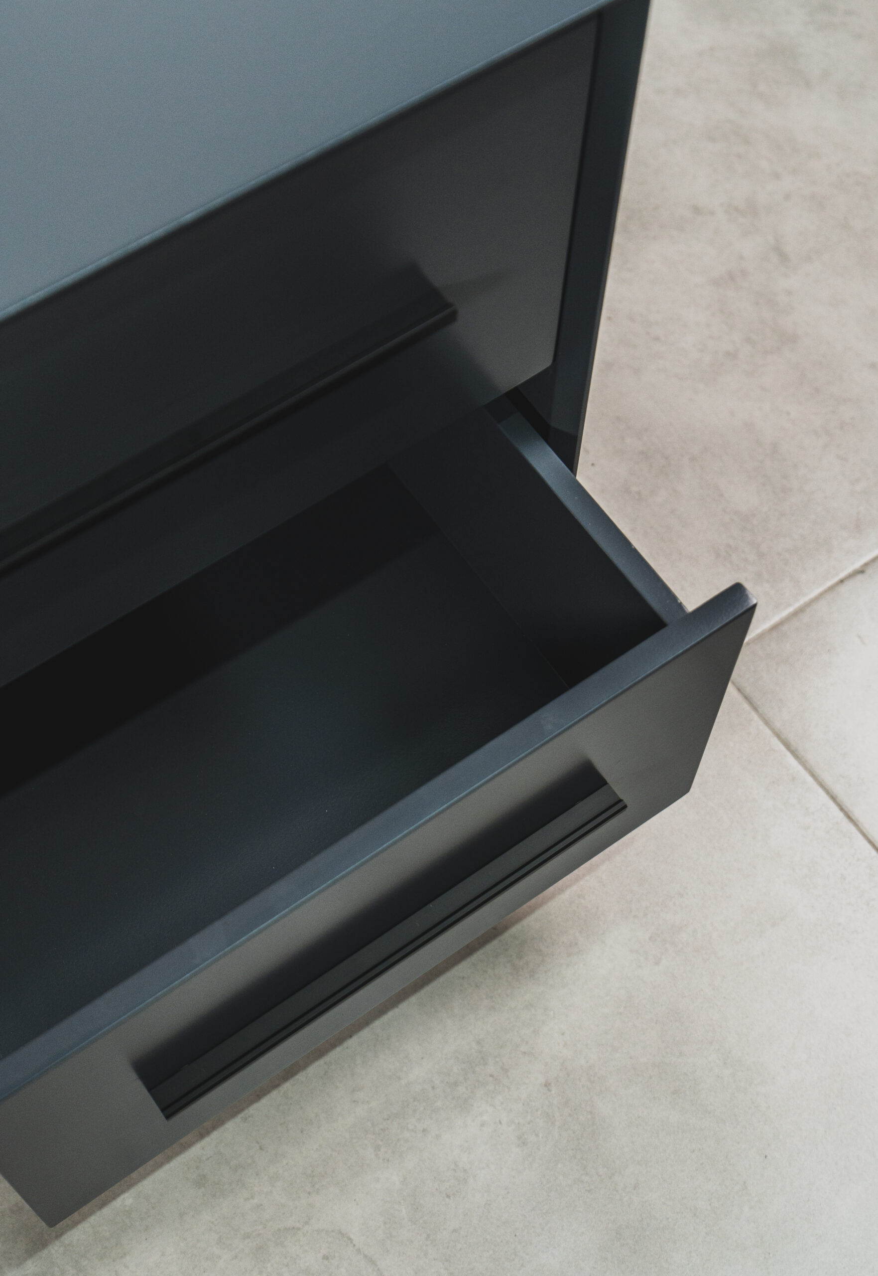 LONDON - GREY & BLACK PEDESTAL - Image 5