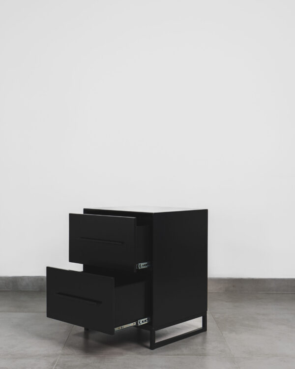 LONDON – BLACK PEDESTAL