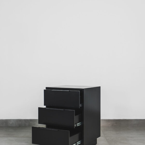 ONYX – BLACK PEDESTAL