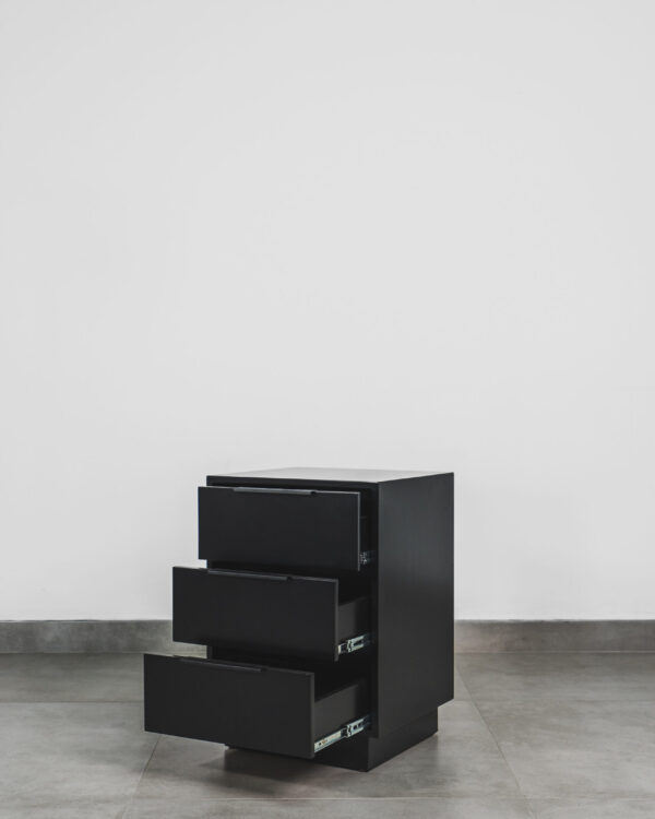 ONYX – BLACK PEDESTAL