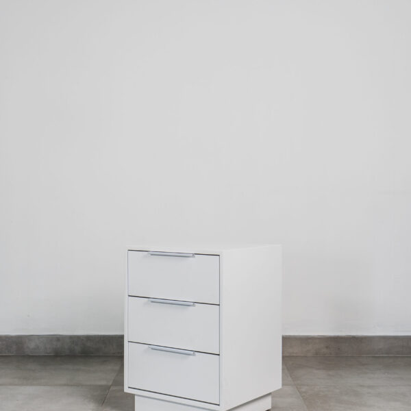 ONYX – WHITE PEDESTAL