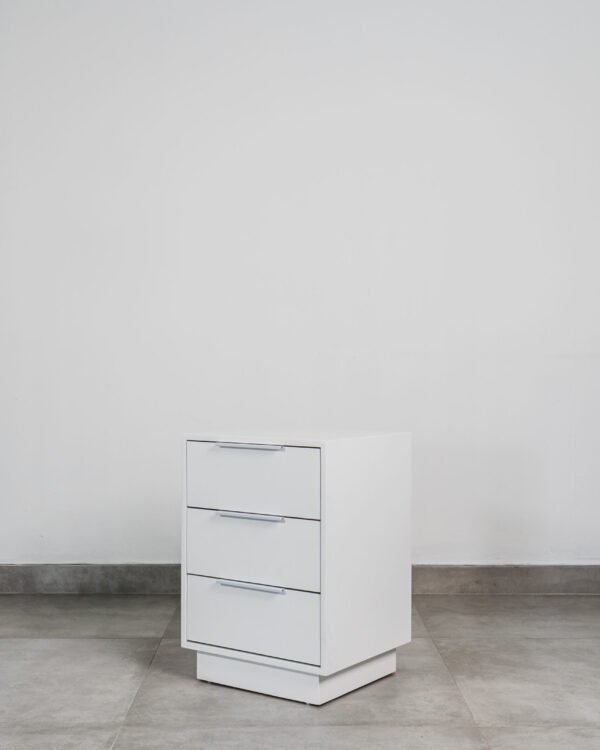 ONYX – WHITE PEDESTAL