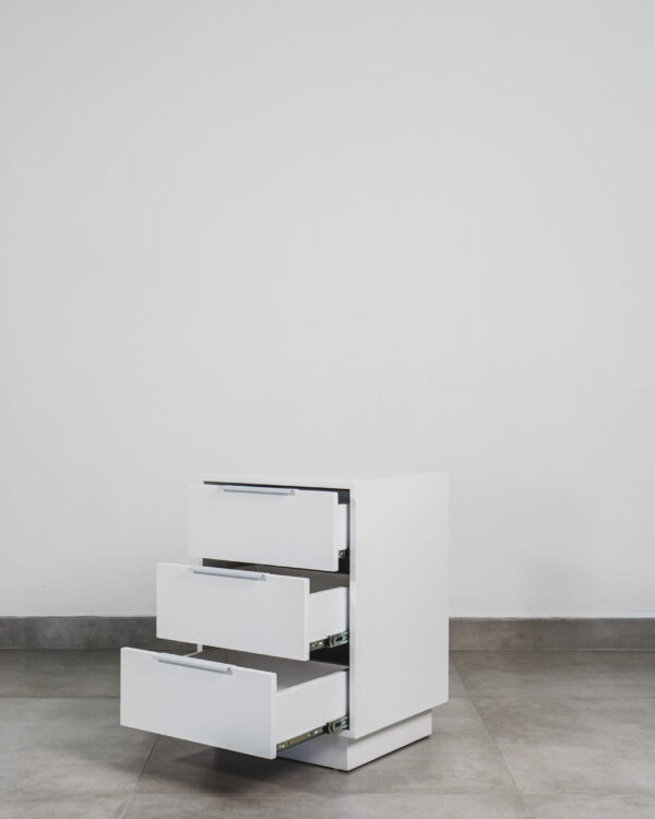 ONYX – WHITE PEDESTAL