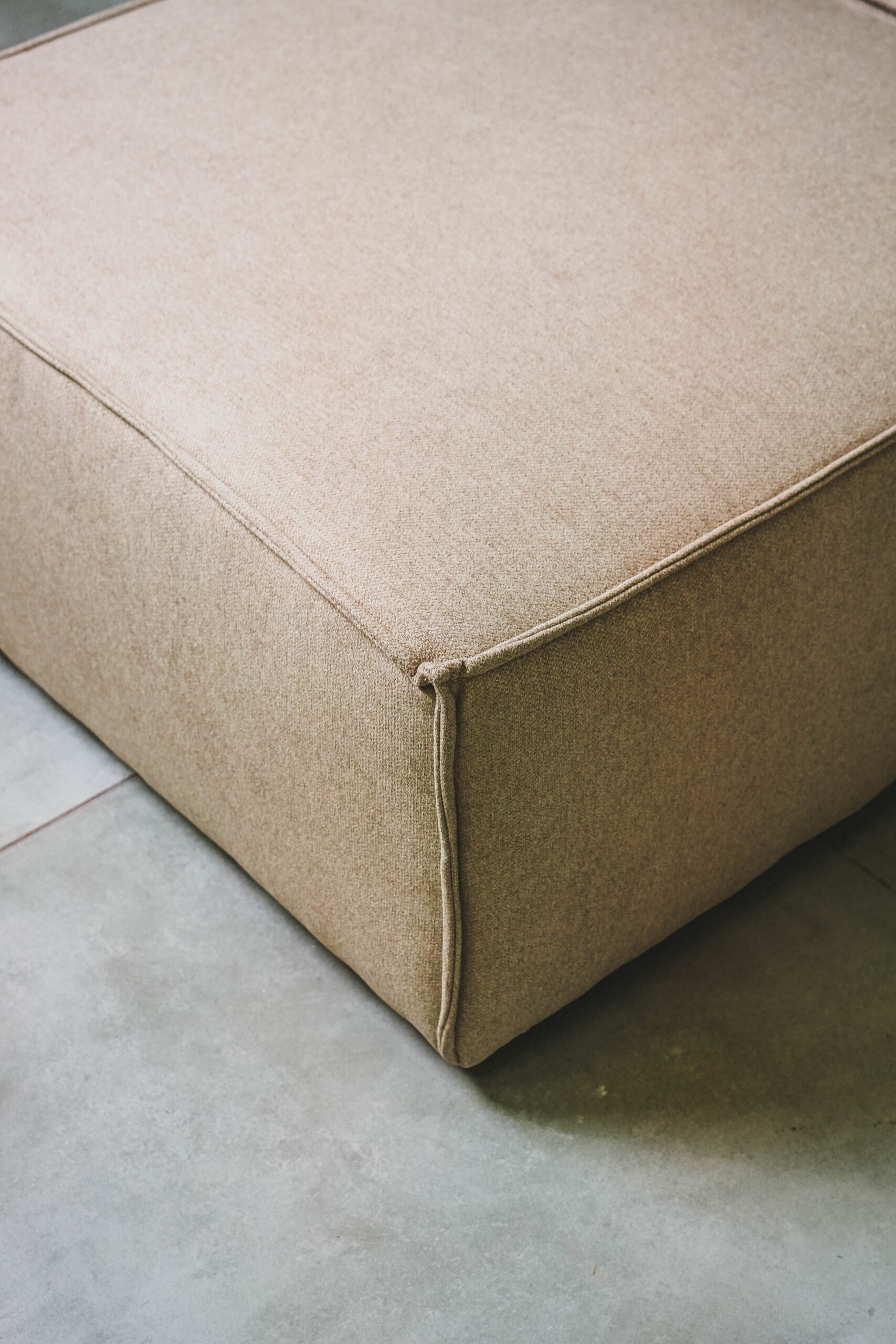 SOLASTA - 3 SEATER COUCH WITH OTTOMAN - FRENCH OAK - Image 4